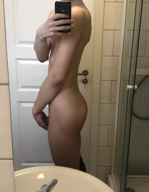 Hey come have a little look at my but😌 by pholcidae1