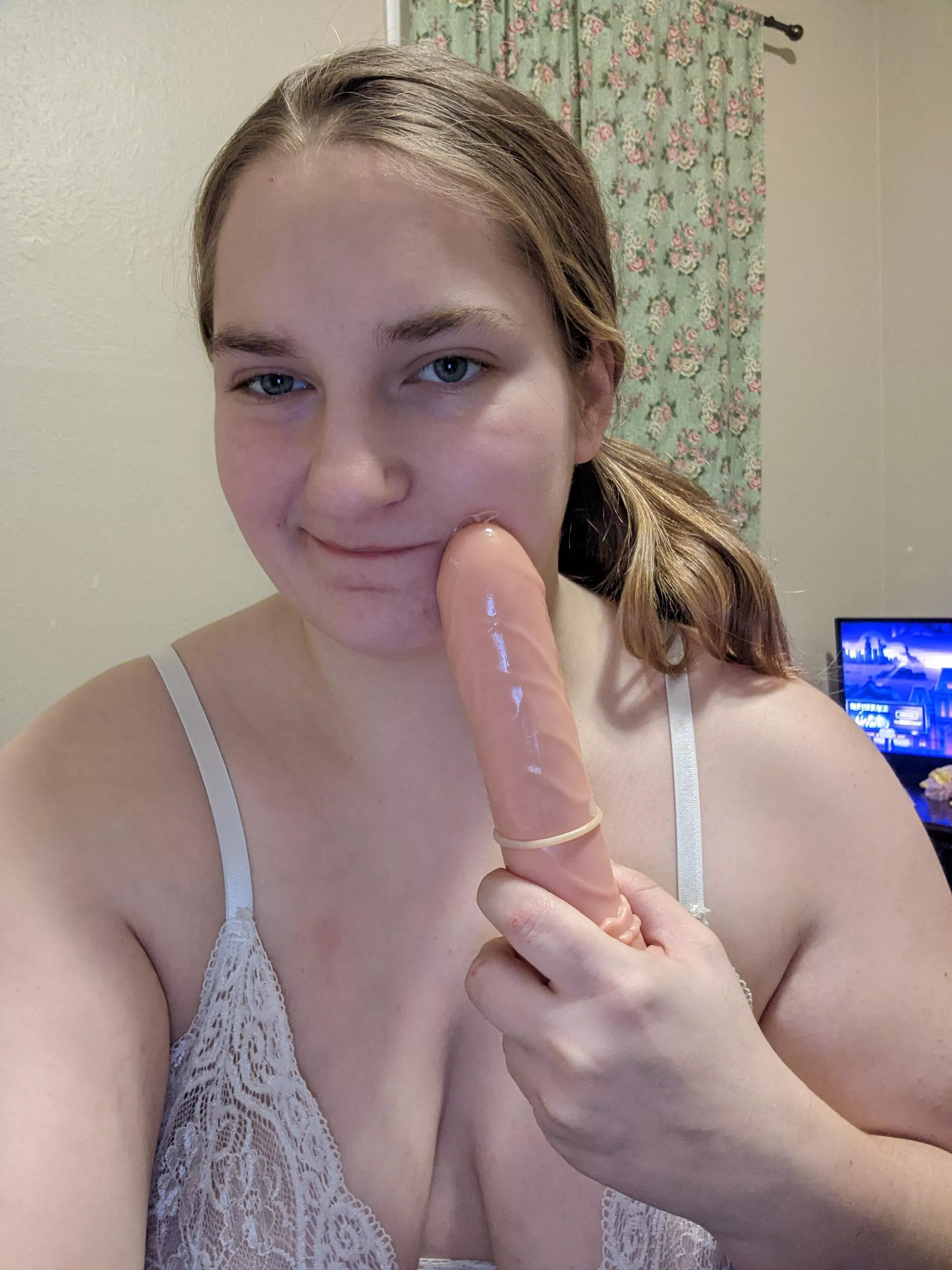 Hey daddy 😘 why don't you cum subscribe for free and see what kind of fun I like to have with my toys 😘😘 posted by MracleDrug