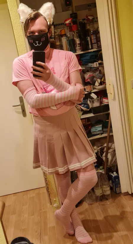 Hey everynyan~ i love Pink !! :3 haww these cat ears look way to big tho :c by Weeeeeb1337