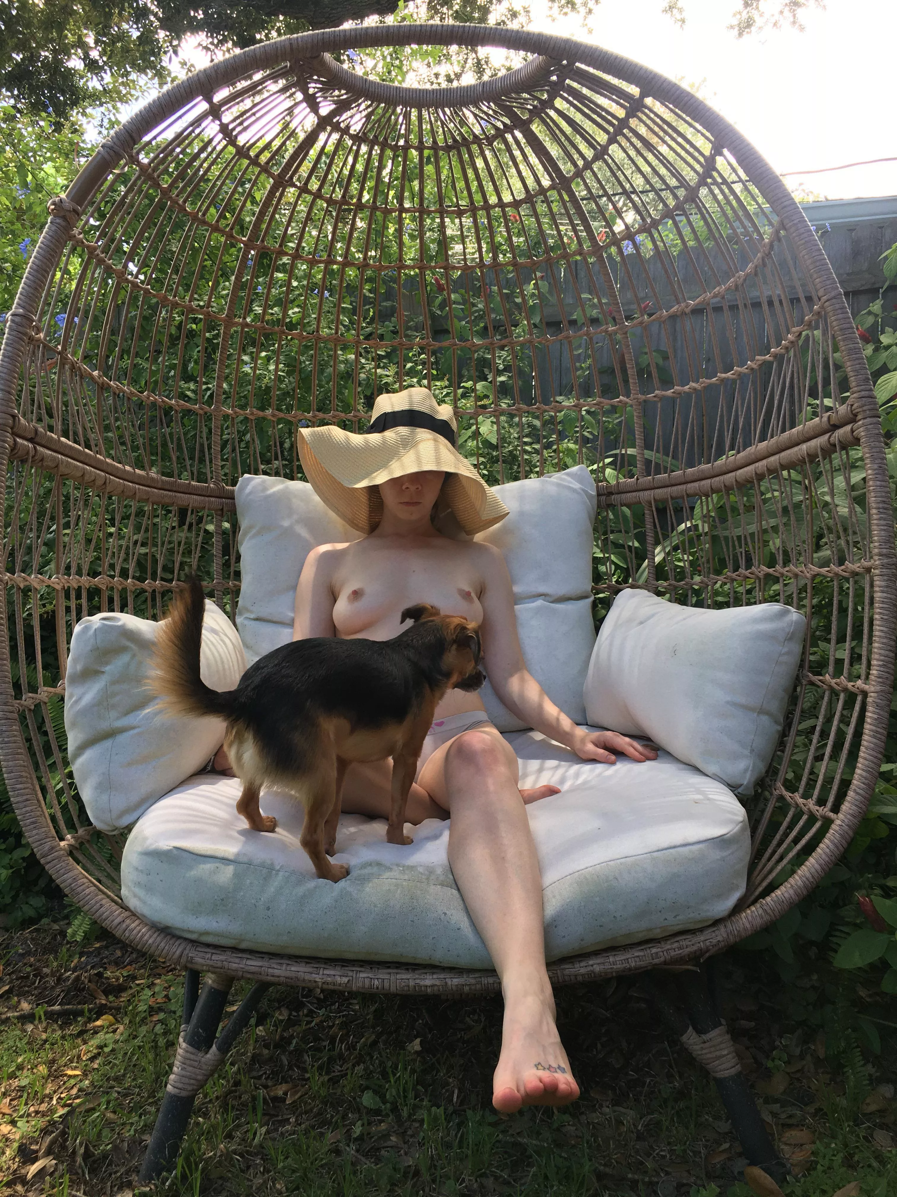 Hey girl, you’re blocking the money shot. (F) posted by OE312