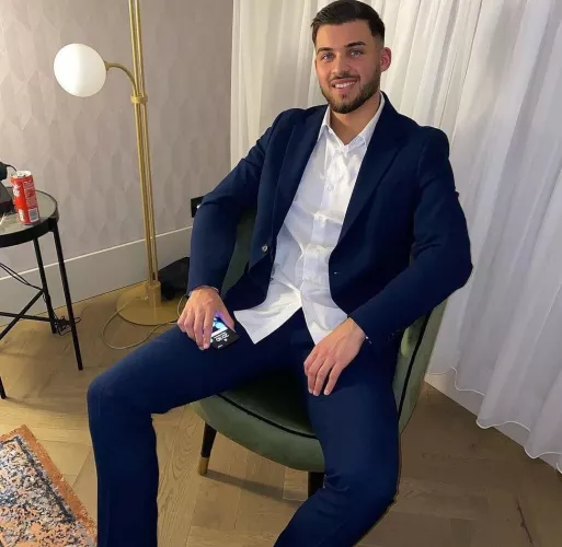 Hey guys. 👋 anyone want to play some xbox. I'm bored now. by SomeDumSurvivour