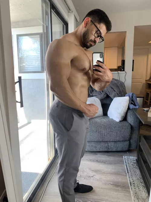 Hey hey. Hope everyone’s having a relaxing evening. 🤓 by mateomuscle69