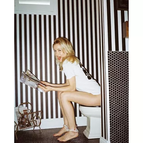 Hey!!! I'm pooping! Stop staring! posted by Lee-Deep