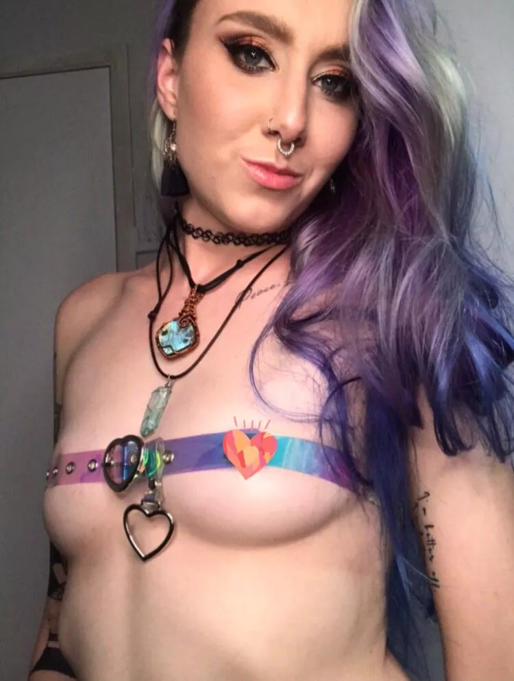 Hey there 😘😉 posted by Rave_queen_xo