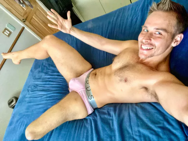 Hey there gents 💪🏼🦿💜 by lzm98989