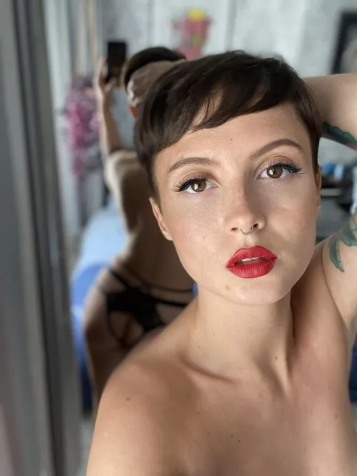 Hey, what are you looking at? by daisydares