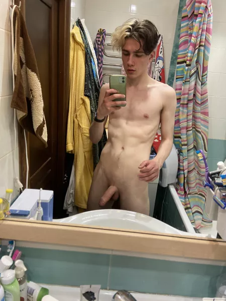 heyyy, i’m back to posting! by R7zRzhOg