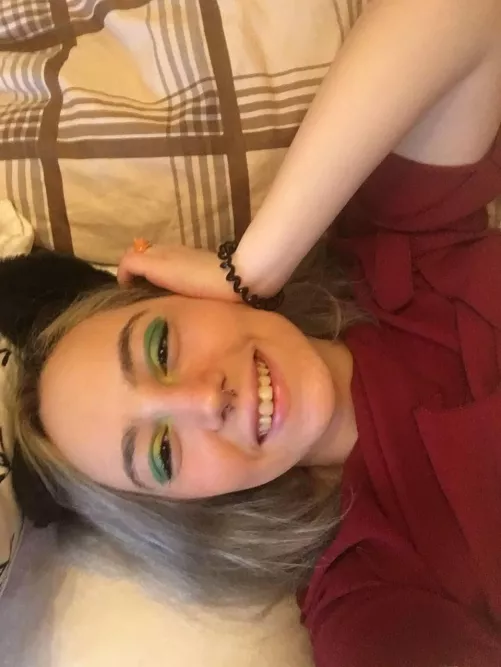 Hi :3 by theprettysiren