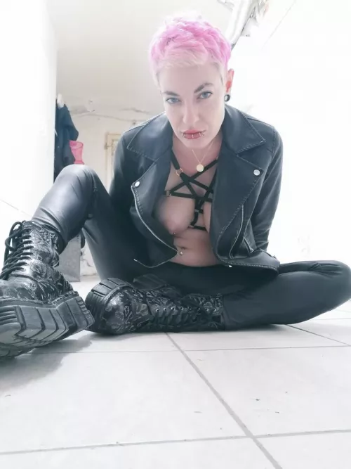 Hi 😌👋 by AliceD_Bitchcraft