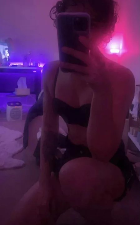 Hi 🙂🌸 by elliedontstop