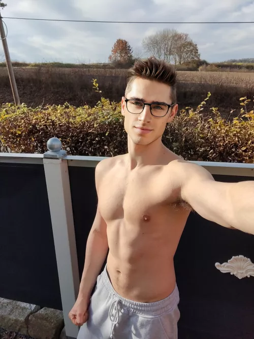 Hi am Jonas 23 and from Germany 🇩🇪 This is my first post here and i wish you a great day :) by jonasheimononlyfans