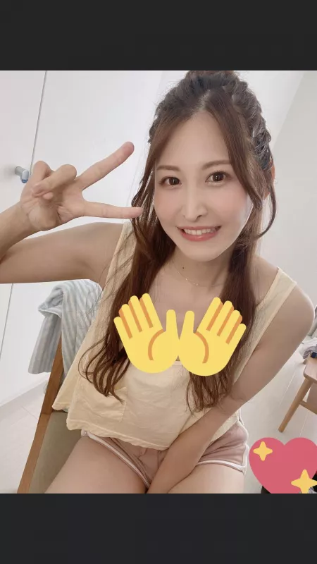 Hi, anyone knows her name? by DistrictLow7226