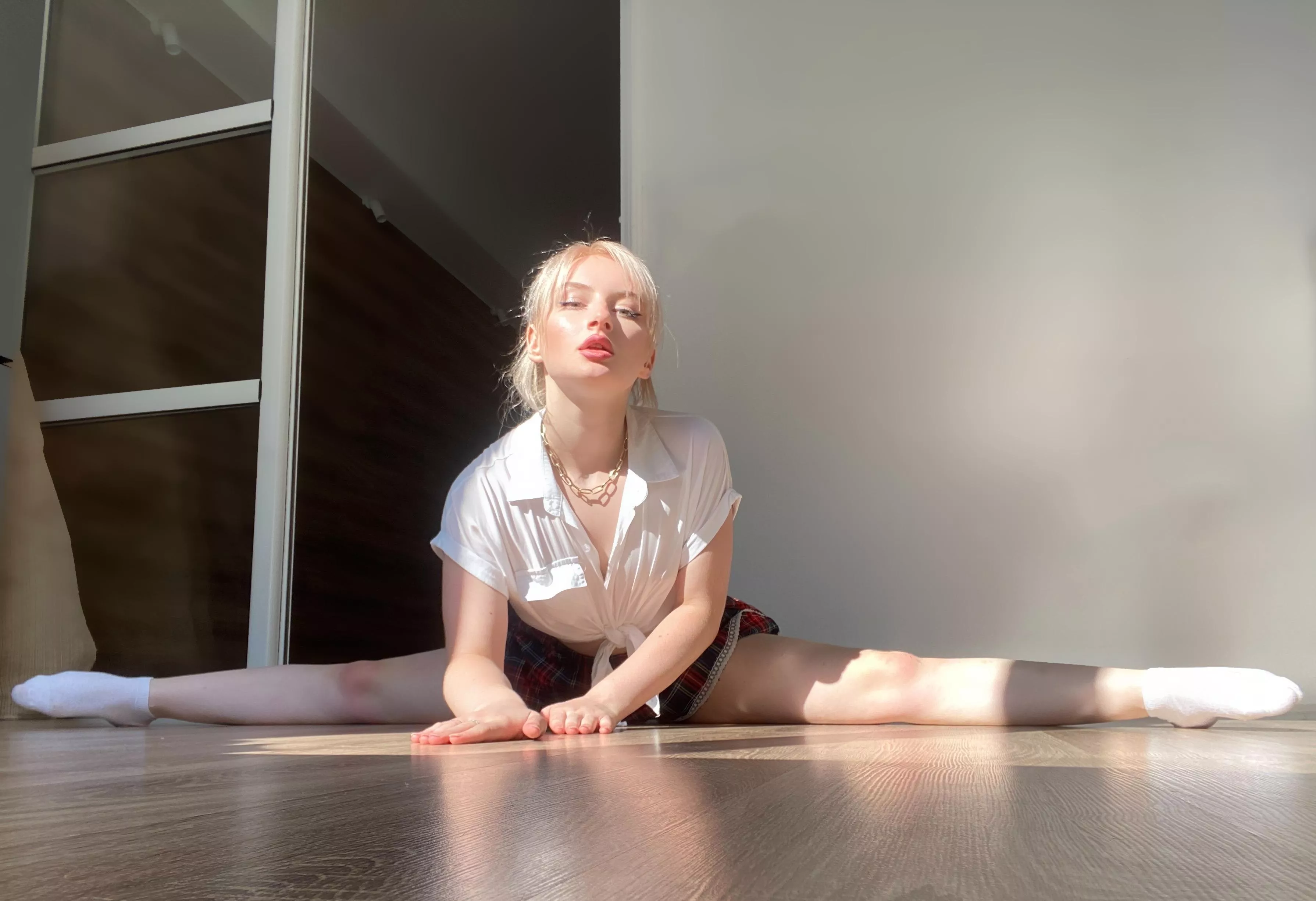 Hi babe 😏 posted by Valery_jones_