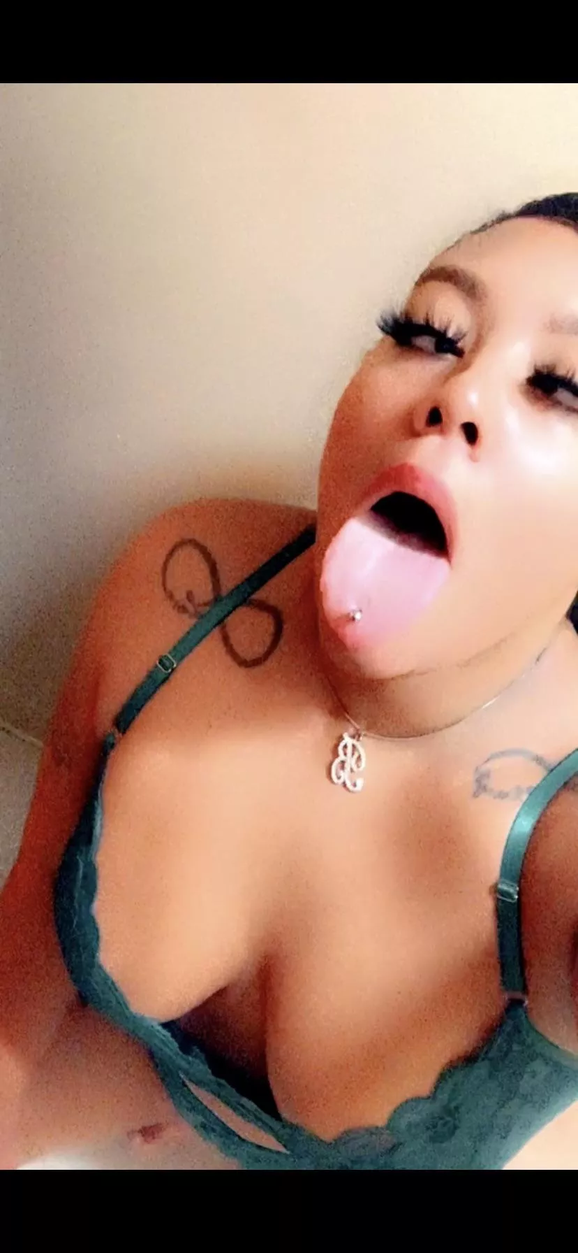 Hi daddy 💋 Big tits & ass melanin goddess at your service . Always available for chat so cum show me what you’ve got 🍆 🤤. link in comments posted by sssweeetsss