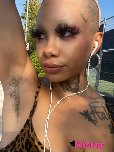 Hi, do you like hairy armpits? 🖤😘