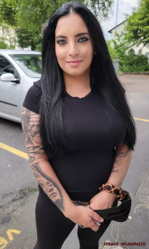 Hi everyone😘 by Former_Influence2311