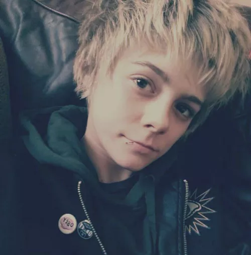 Hi fellow bois hmu y'all are beautiful 🤗😚 by kaysowut