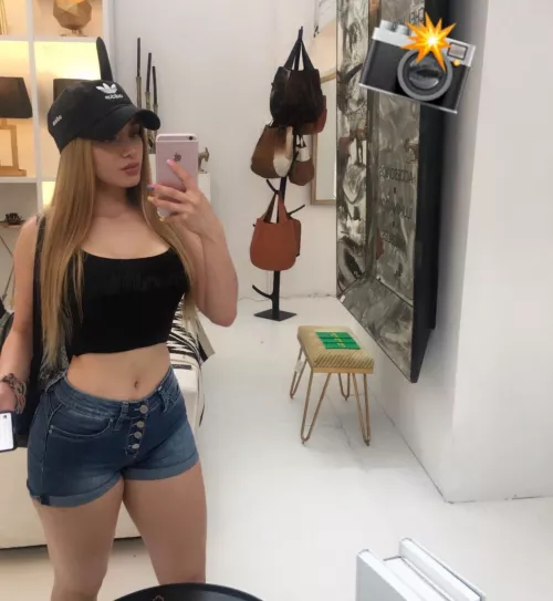 Hi 😘follow me on onlyfans 🎉🙊link below🌈 by pinksimay