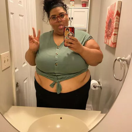 Hi guys am seeking for a feeder to fatten me up Kik is anabella680 by anabellafeedme