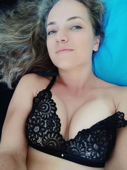 Hi. I am doing beautiful hot pics of me and share it in my paid page. In free page I have blog about me, sex, traveling. I like to talk with my subscribers and can do some custom stuff for you by HelgaDavies