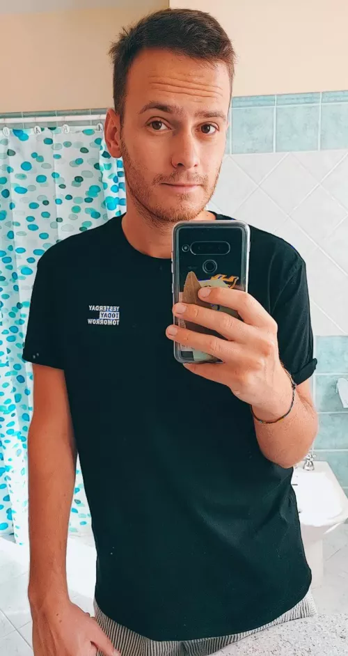 Hi! I posted this photo of me w/ my full face a while back on my old account, but ended up deleting the whole thing during a bad moment 'cause I was ashamed. But then I realized that I really shouldn't... So here I am, with a new account, trying again  by its_fra