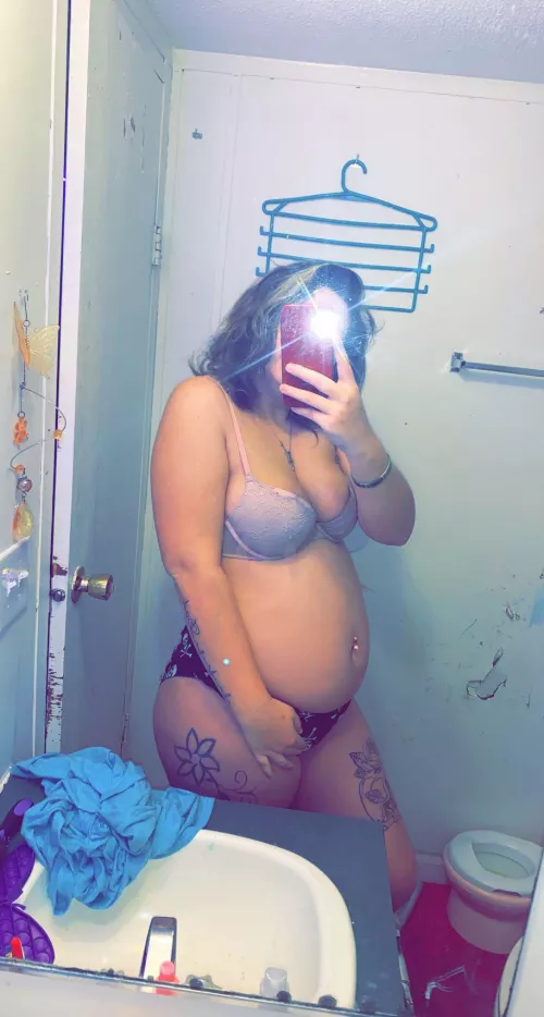 Hi I’m currently 23 weeks pregnant, I have my nipples and belly pierced. Message me for more😉 by Lxwkeybeauty