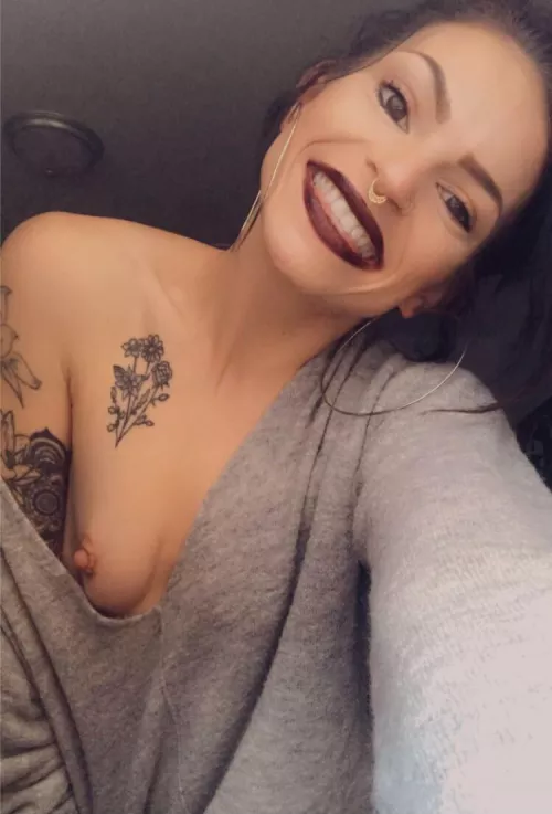 Hi I’m Nadia! Come check out my fresh, unique content 🖤🔥 by NadiaZaneFoxx