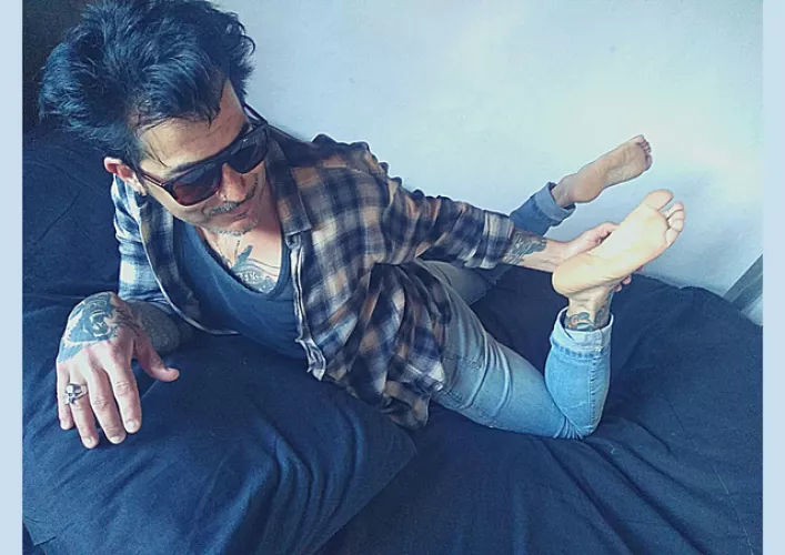 Hi! I'm new around here, do you welcome me and my beautiful feet? by Nikko_Dash