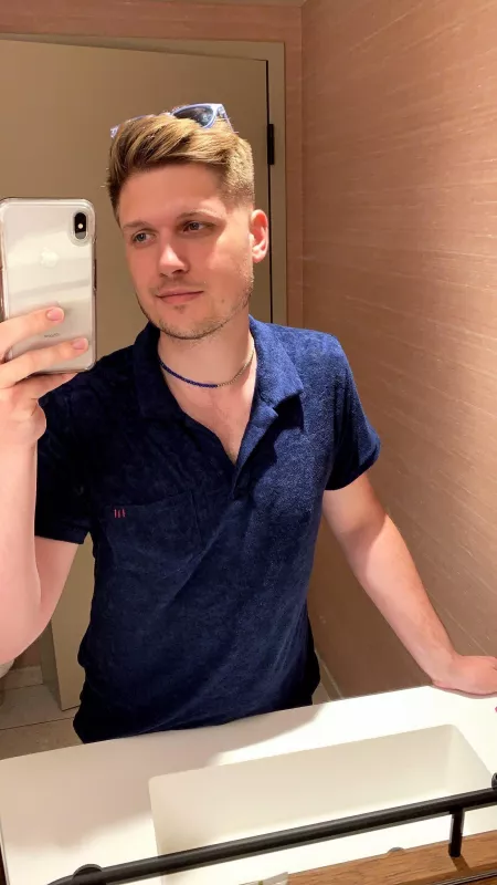 Hi 👋🏻😁 by likeweretheluckyones