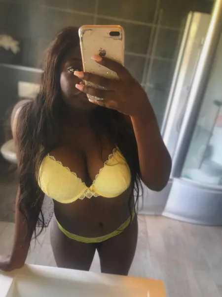 Hi there, do i look good in yellow? by opheliatight