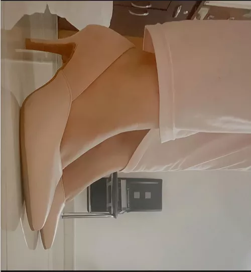 Hi there!! I really like the color of my heels🙂 by Daisysheek