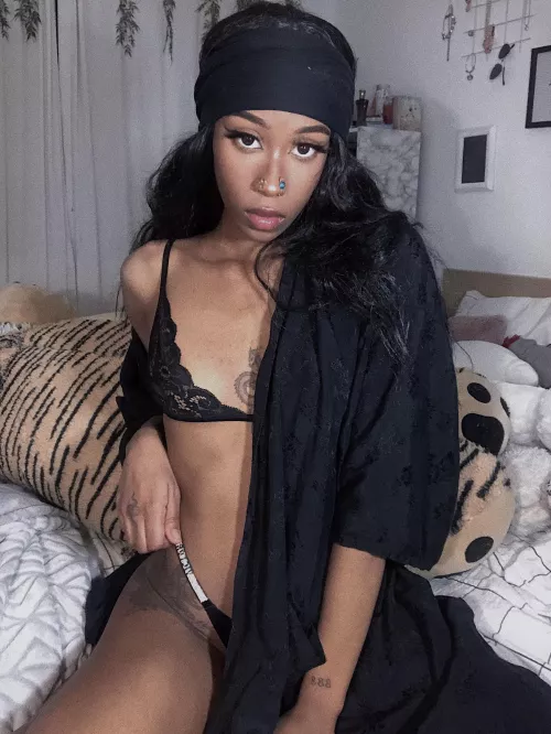 Hi there~ by Okayemery