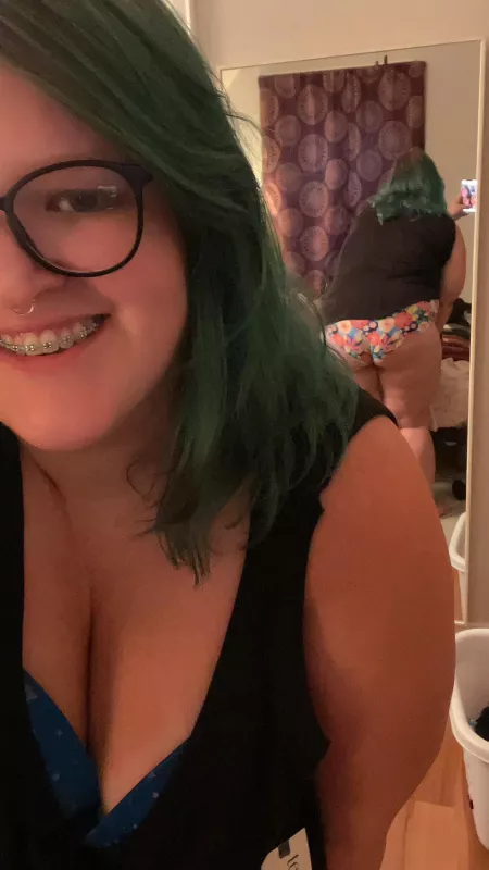 Hi there by Heyyoooooooooo