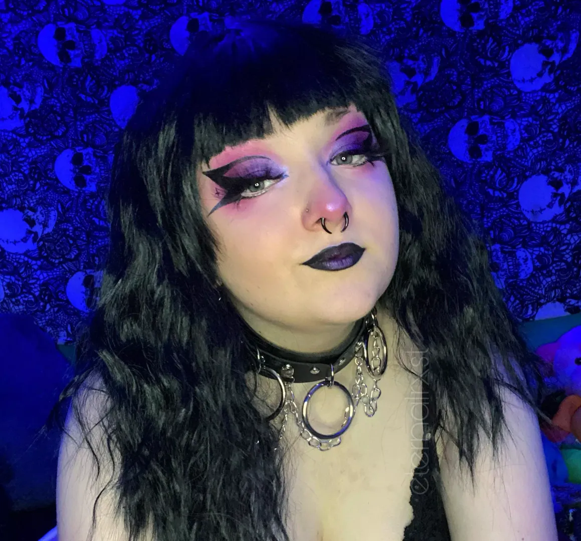 Hi 🖤 posted by eternalrxst