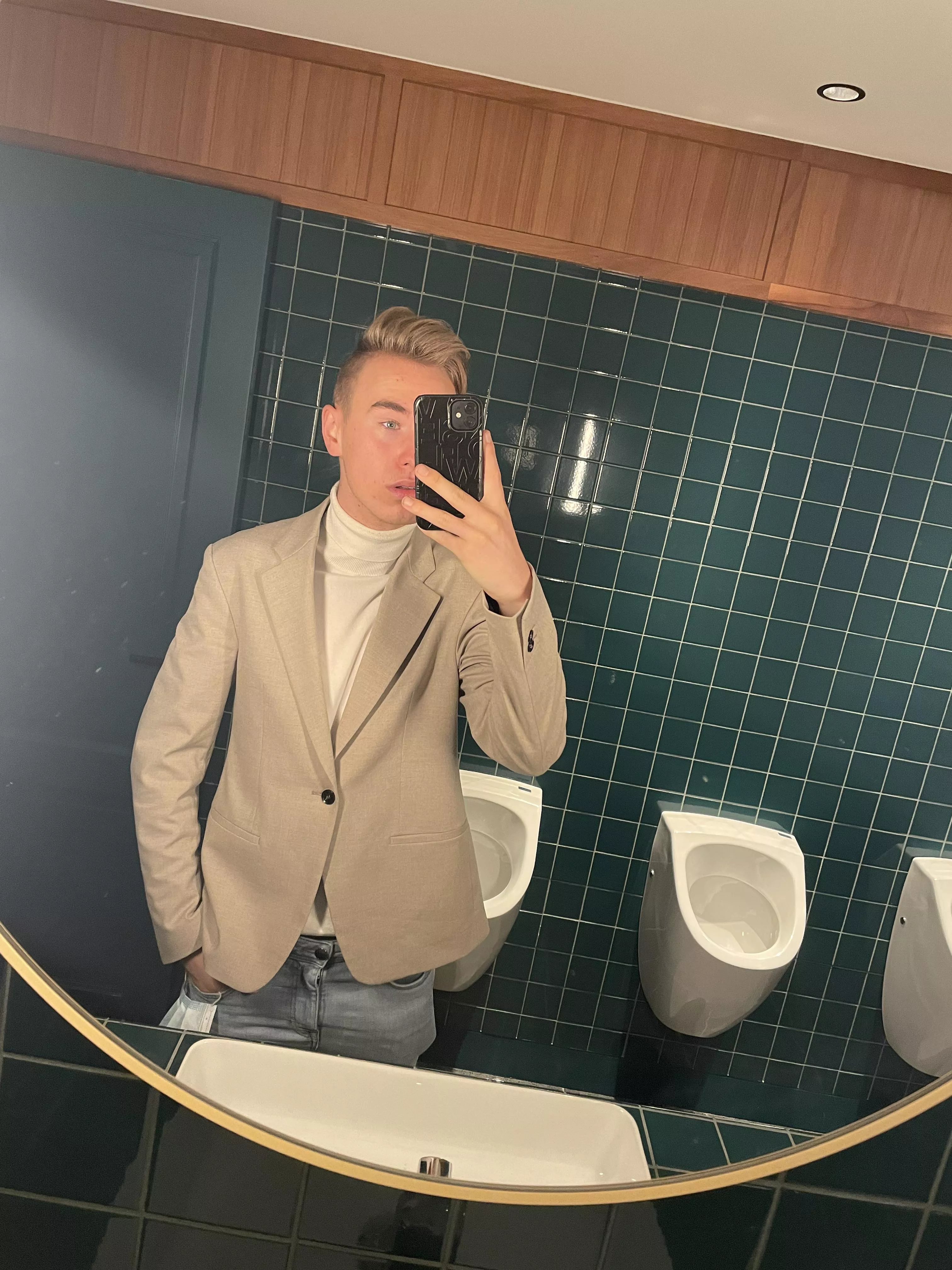 Hi! Want to know new people. Who wants to chat? ☺️ (belgian boy) posted by FrequentComplaint213