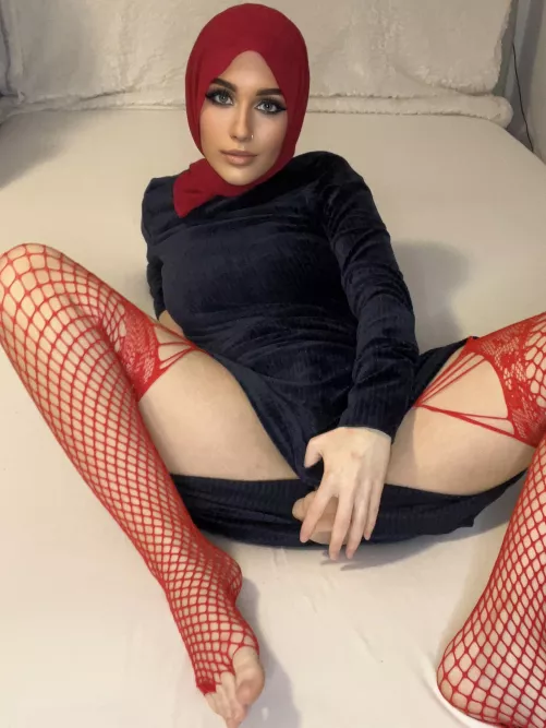 Hiding a 25cm Dildo under my abaya 👀 by fareeha_bakir