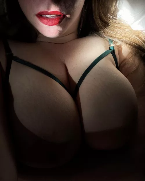 Hiding in the shadows by Foxxthemisses