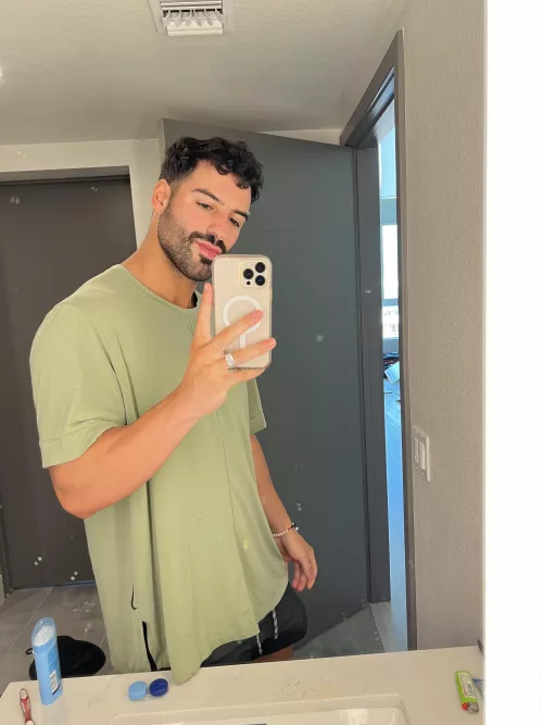 Hiiii by Groundbreaking_Door8