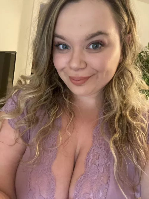 Hiiiiiii. by roundthecurvee