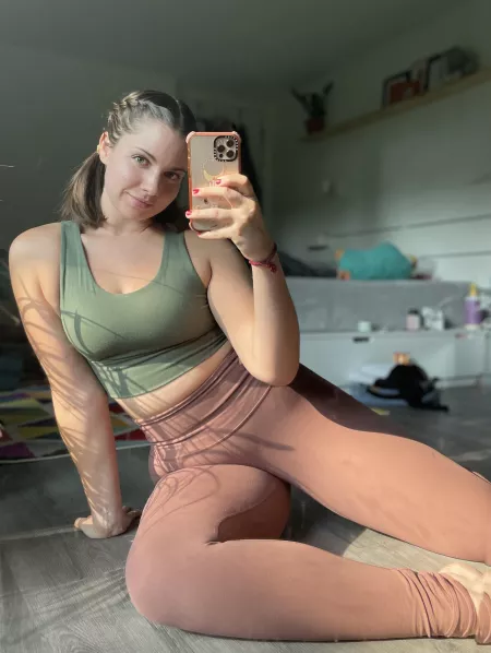 Hip cleavage in leggings by shibahuskymom