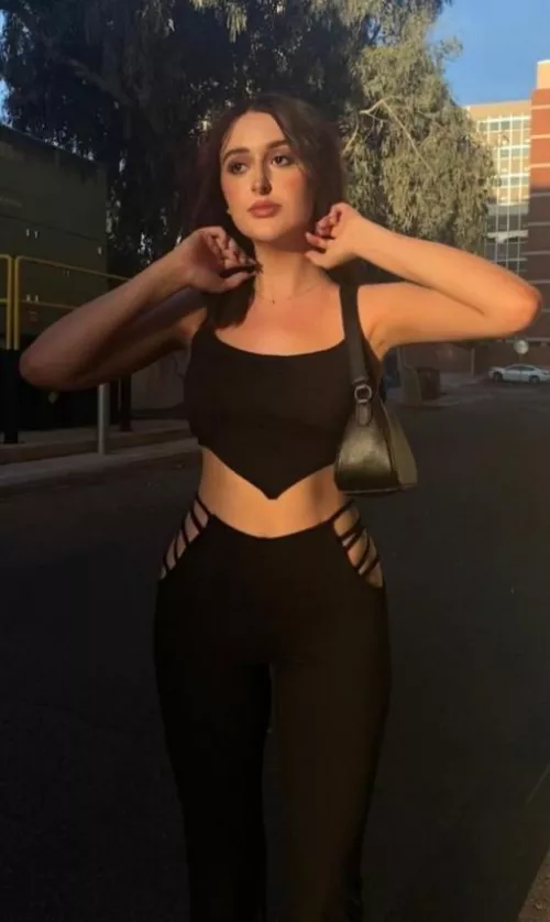 Hips Showing by Kronos668