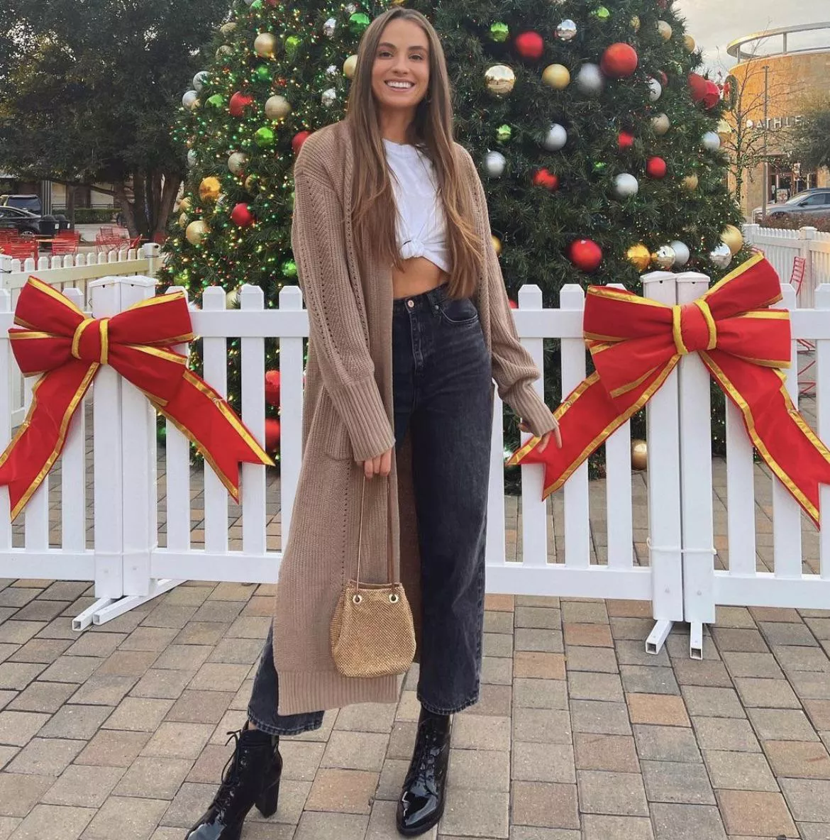 hmu to talk about rachel posted by Ancient-Programmer64