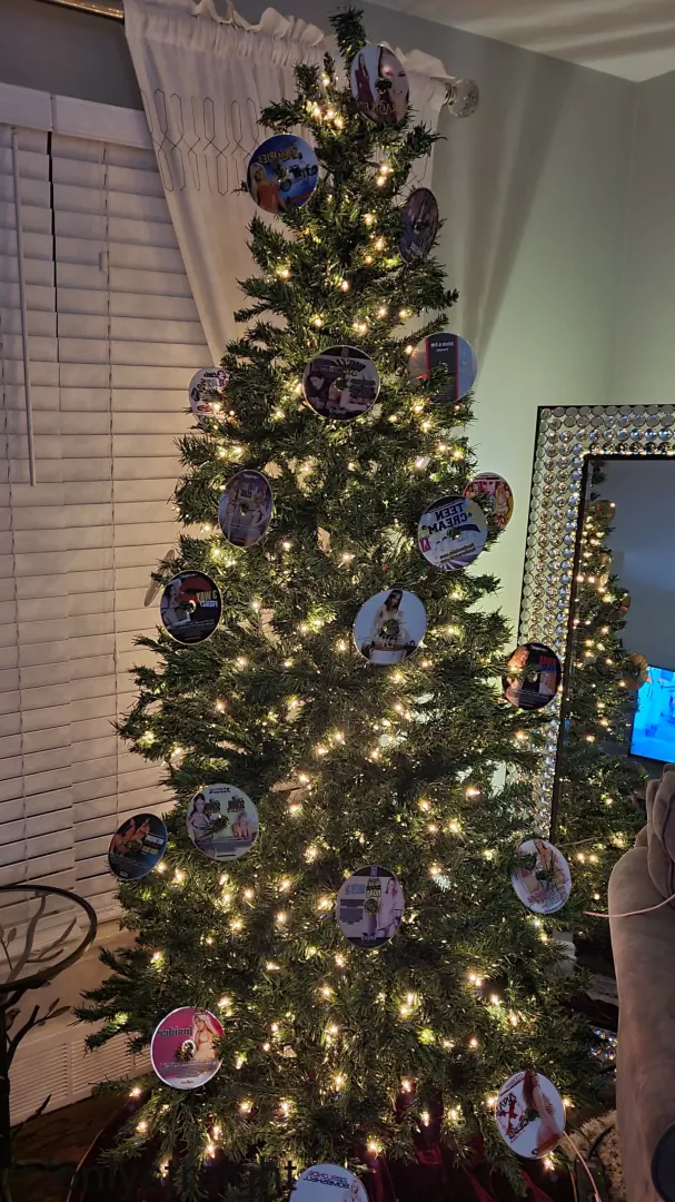 Hoe Christmas Tree Hoe Christmas Tree posted by Yooooo12345