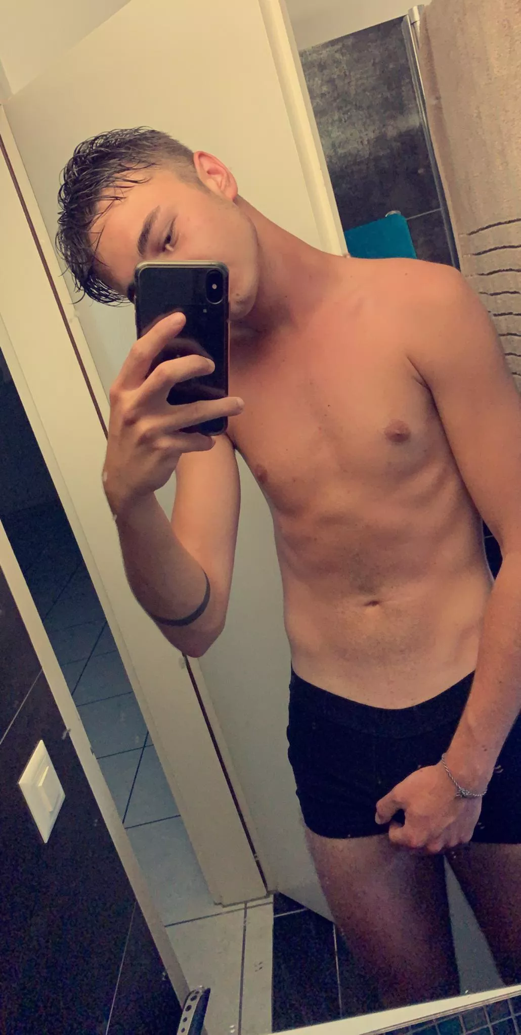 Hola [M] posted by derzutriez