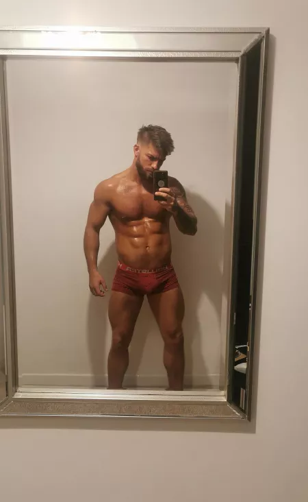 Home workouts in this heat are not fun 🔥🥵 by Lewis_likes_fitness