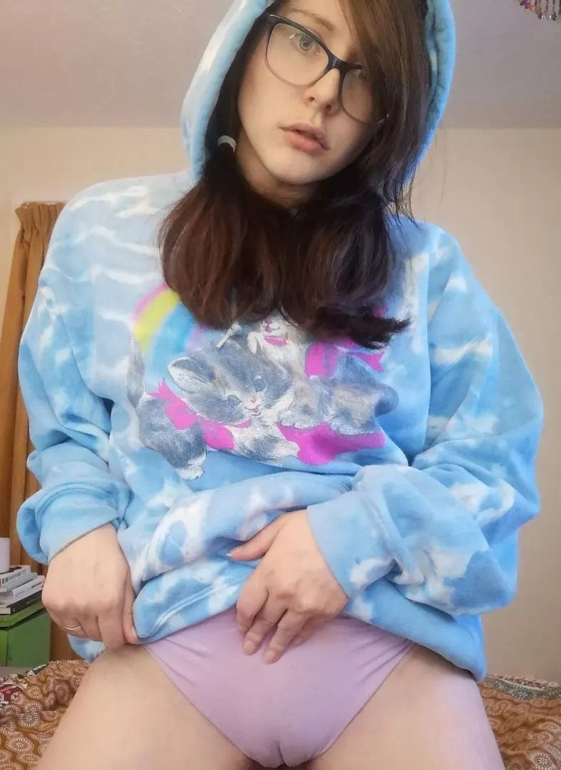 Hoodie and camel toe posted by AliceCottonSox