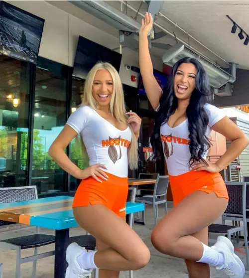 Hooters whores showing off which do you teach a lesson? by Iw2kgtnrbw
