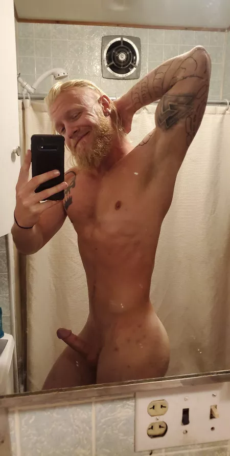 Hope everyone had a good Monday! by Mason_albino