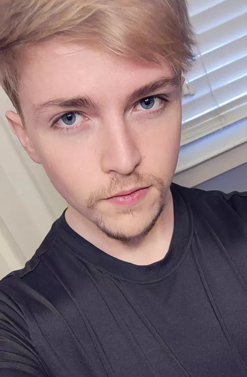 Hope everyone has a wonderful Saturday 💛 by Gaymerzen