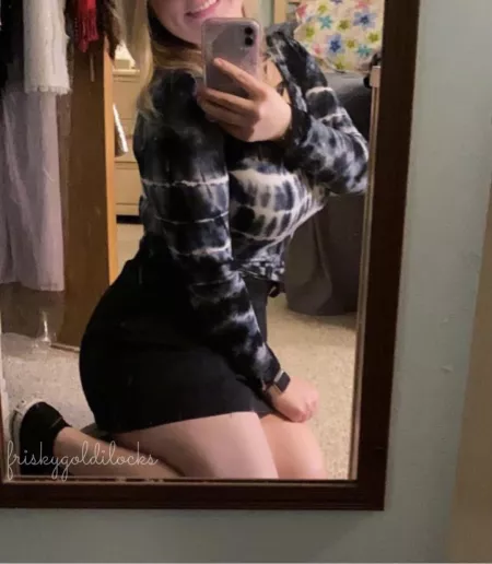 Hope everyone’s enjoying their night 😌 by friskygoldilocks